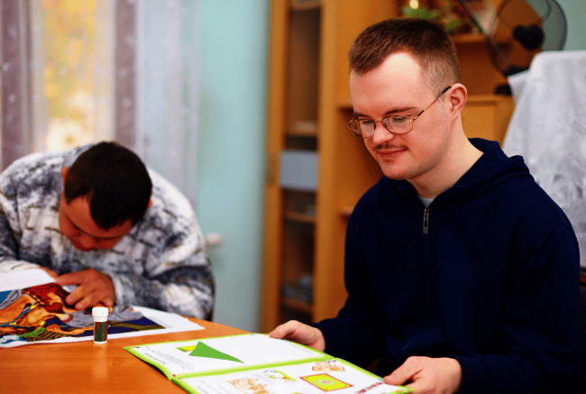 zwei männer sitzen am Tisch