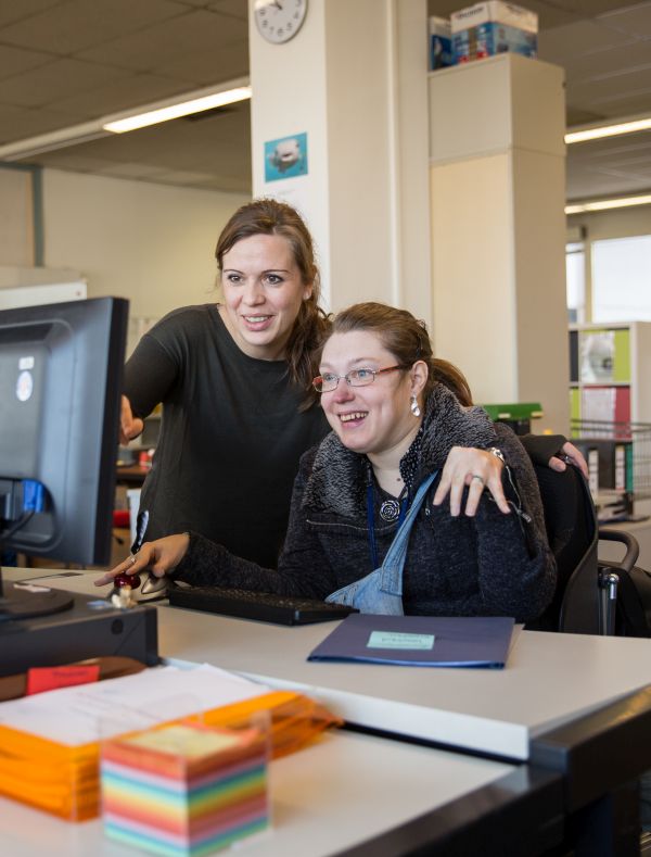 Bild Datenservice Zwei Frauen arbeiten am Computer